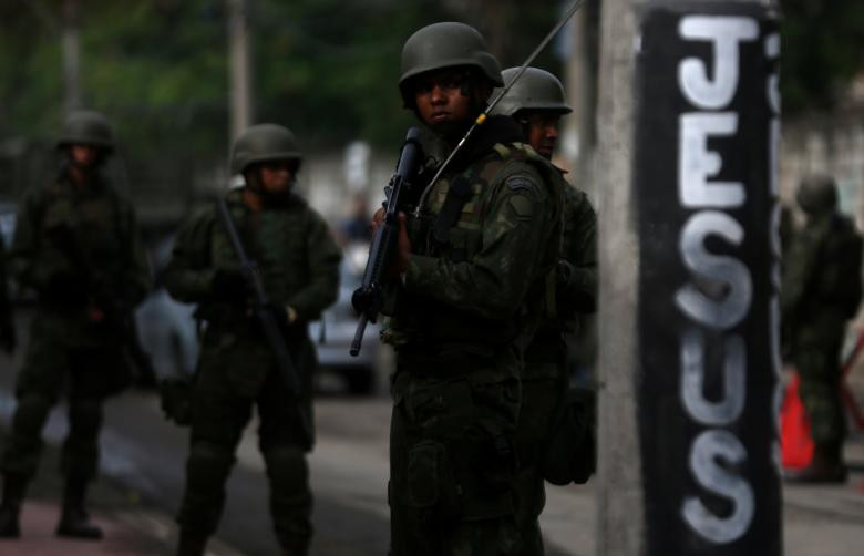 Binh sĩ Brazil mang theo vũ khí tuần tra khu ổ chuột Kelson trong chiến dịch chống tội phạm ở Rio de Janeiro.