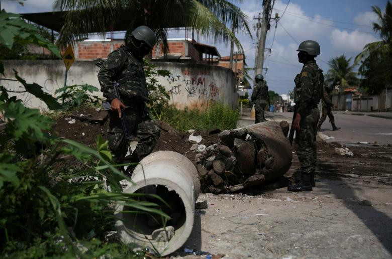 Lực lượng vũ trang Brazil tuần tra trong chiến dịch trấn áp băng nhóm buôn bán ma túy tại khu ổ chuột Jardim Catarina, Rio de Janeiro.