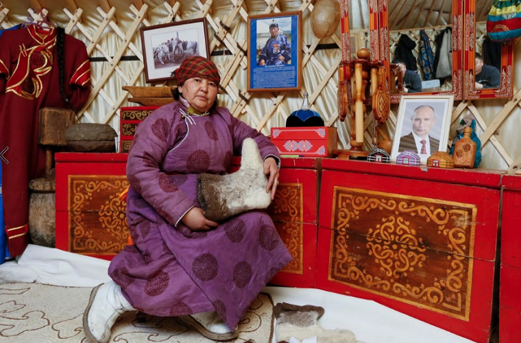 Theo Reuters, kết quả cuộc thăm dò mới nhất cho thấy, Tổng thống đương nhiệm Vladimir Putin có thể sẽ giành chiến thắng áp đảo trong cuộc bầu cử Tổng thống Nga ngày 18/3 tới, với 69% số phiếu ủng hộ. Trong ảnh là bà Tanzurun Darisyu, 51 tuổi, một người ủng hộ Tổng thống Nga Ptuin. Được biết, bà Darisyu là chủ một trang trại tư nhân. (Nguồn ảnh: Reuters)