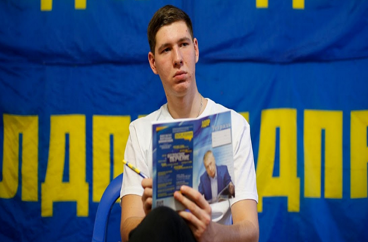 “Gần như không có sự thay đổi nào trong 20 năm qua. Chúng tôi cần một tổng thống mới với những quyết định mới”, là ý kiến của Maxim Gubsky, sinh viên 21 tuổi. Được biết, Maxim là một người ủng hộ ứng viên Vladimir Zhirinovsky.