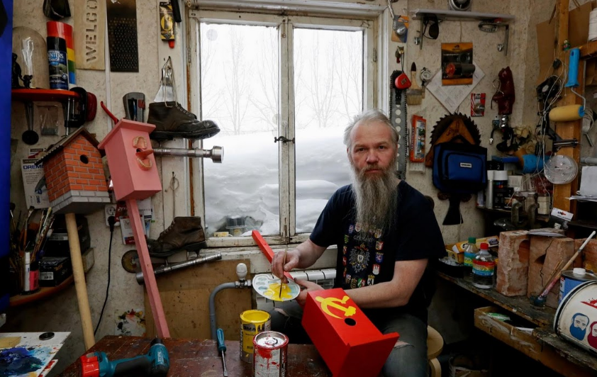 Vasily Slonov, một họa sĩ 48 tuổi, là người ủng hộ ứng viên Pavel Grudinin. “Tôi nghĩ rằng đây không phải là nhiệm kỳ cuối của Tổng thống Putin”, ông Slonov nói.