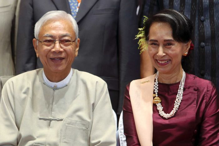 Là một đồng minh tin cậy của Cố vấn nhà nước Myanmar, bà Aung San Suu Kyi, ông Htin Kyaw luôn bên cạnh bà kể cả lúc khó khăn lẫn khi dẫn dắt NLD tới chiến thắng bầu cử lịch sử. Ảnh: AP.