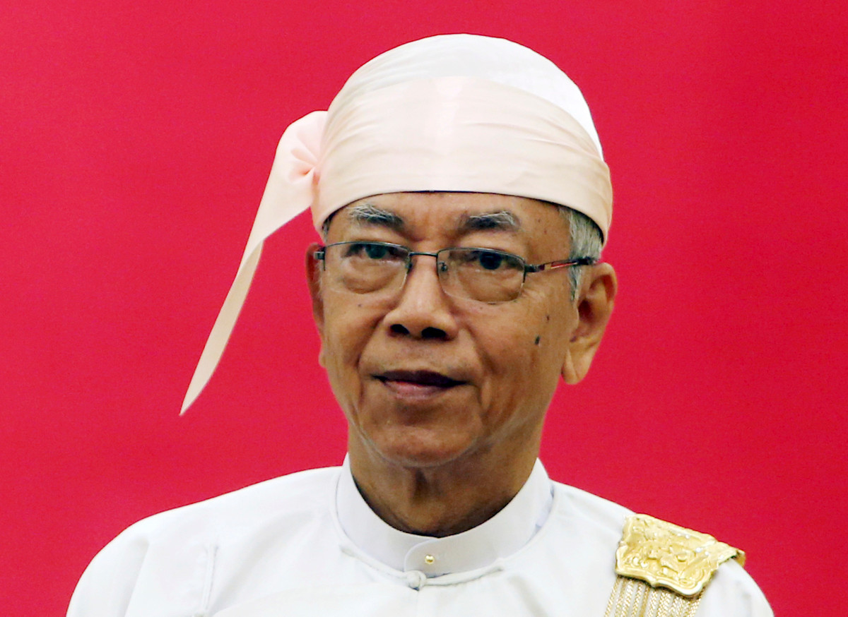 Ông Htin Kyaw hoàn thành bằng thạc sĩ thứ hai về khoa học máy tính tại Đại học Yangonvào năm 1975. Ảnh: AP.