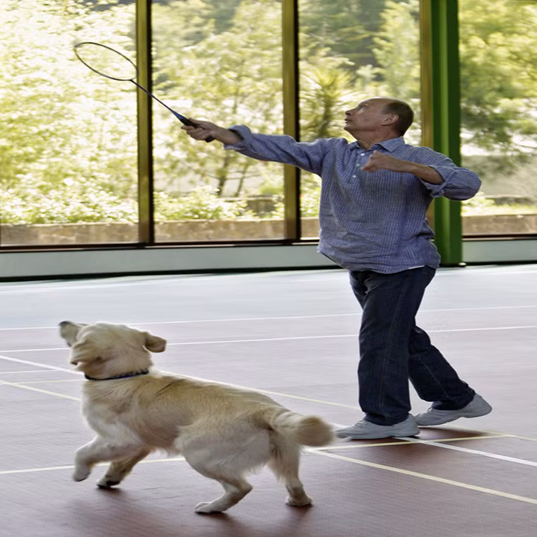 Nhà lãnh đạo Nga mặc bộ trang phục giản dị chơi cầu lông.