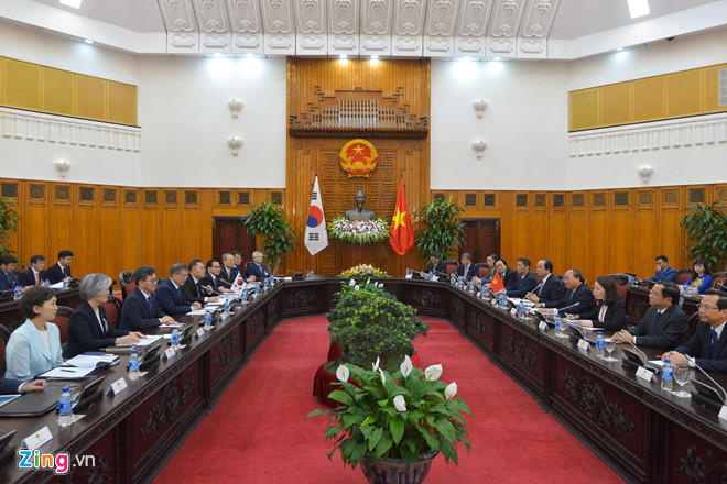 Thủ tướng Nguyễn Xuân Phúc hội kiến cùng Tổng thống Moon Jae In. Ảnh: Quỳnh Trang.