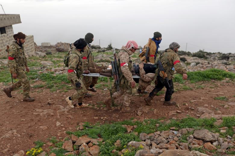 Lực lượng FSA đưa một chiến binh bị thương đi điều trị tại Afrin ngày 2/3.