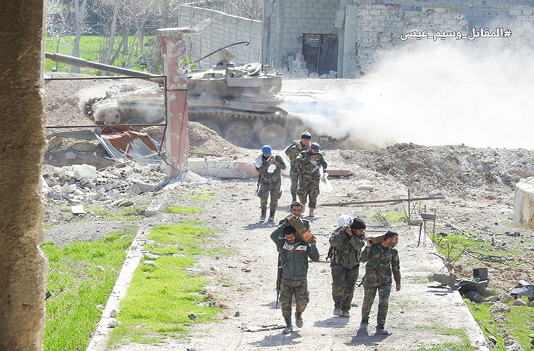 “Quân đội Syria do Sư đoàn cơ giới 4 và Vệ binh Cộng hòa đã tái chiếm thêm một số trang trại dọc trục Beit Sawa-Hammouriyah, buộc các tay súng khủng bố phải tháo chạy về hướng tây”, AMN đưa tin. Ảnh: Facebook.