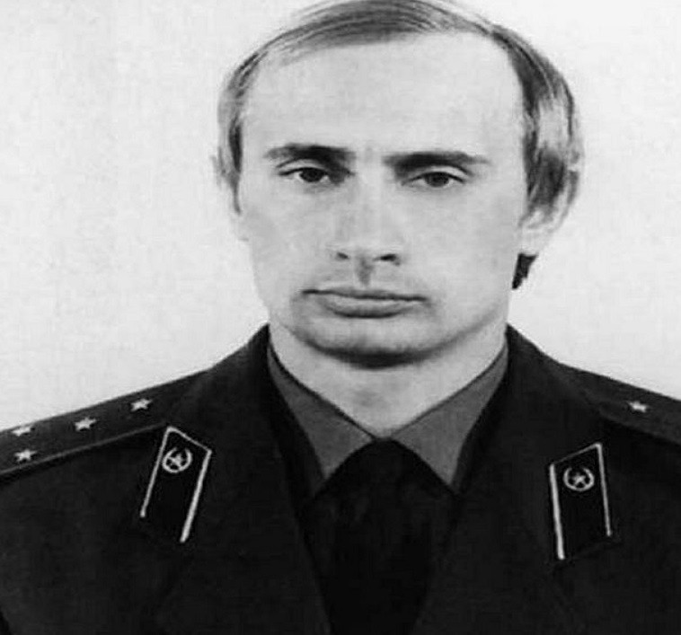 Ông Putin trong bộ đồng phục của cơ quan tình báo KGB nổi tiếng thời Liên Xô.