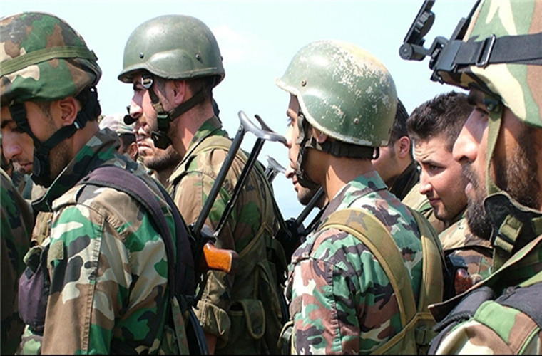 Theo hãng Fars (Iran) ngày 21/3, Quân đội Syria đã triển khai lượng lớn binh sĩ và trang thiết bị quân sự tới vùng Afrin giữa lúc Quân đội Thổ Nhĩ Kỳ và nhóm phiến quân do Ankara hậu thuẫn tăng cường những cuộc tấn công nhằm vào người Kurd ở phía nam thị trấn Afrin. Ảnh: FNA.