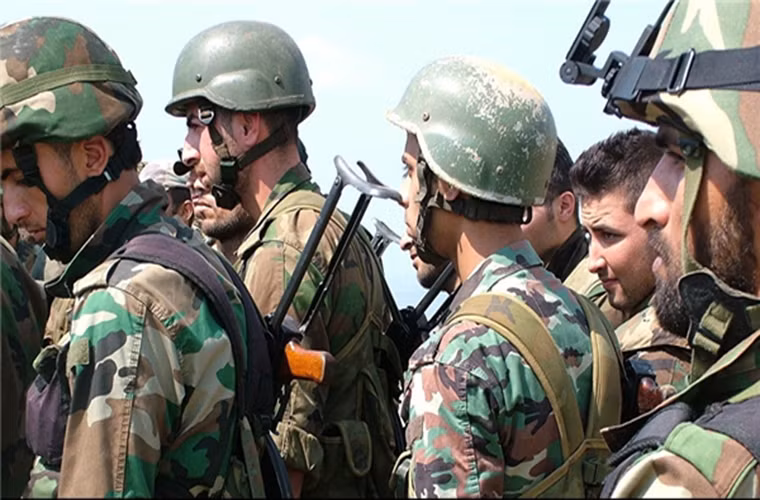 Theo hãng Fars (Iran) ngày 21/3, Quân đội Syria đã triển khai lượng lớn binh sĩ và trang thiết bị quân sự tới vùng Afrin giữa lúc Quân đội Thổ Nhĩ Kỳ và nhóm phiến quân do Ankara hậu thuẫn tăng cường những cuộc tấn công nhằm vào người Kurd ở phía nam thị trấn Afrin. Ảnh: FNA.