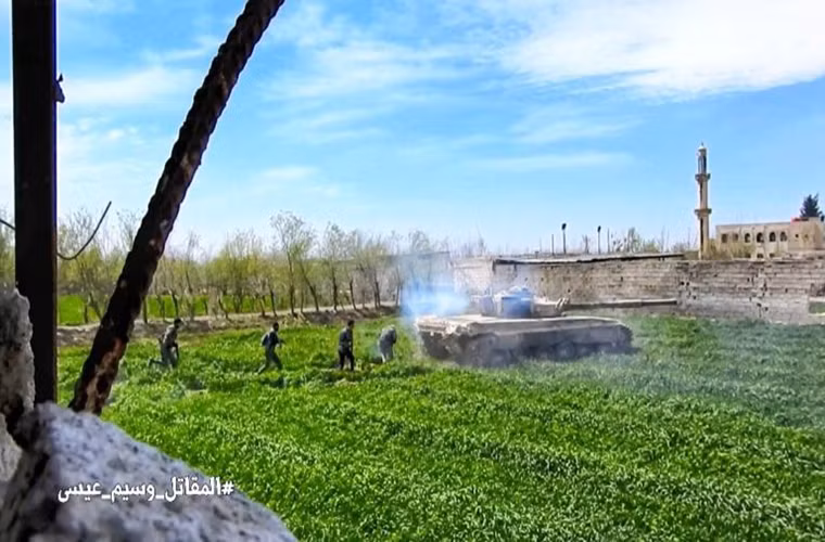 Trong diễn biến khác trên chiến trường Syria, ngày 21/3, Quân đội Syria, lực lượng Mãnh Hổ phối hợp cùng Vệ binh Cộng hòa,...đã tiến đánh trong thị trấn Hazeh và tái chiếm một số địa bàn phía nam khu vực Ayn Tarma ở phía tây Đông Ghouta, Damascus. Ảnh: SF.