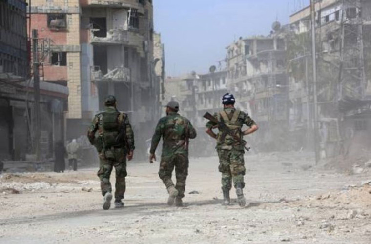 Theo nguồn tin địa phương, ít nhất 40 chiếc xe buýt đã tới hành lang nhân đạo Harasta gần một bệnh viện cảnh sát. Các chiến binh Harakat Ahrar Al-Sham có thể sẽ lên những chiếc xe buýt cuối cùng trong khi gia đình của họ dự kiến sẽ rời khỏi Đông Ghouta trước tiên. Ảnh: FNA.