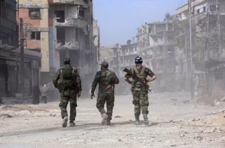 Theo nguồn tin địa phương, ít nhất 40 chiếc xe buýt đã tới hành lang nhân đạo Harasta gần một bệnh viện cảnh sát. Các chiến binh Harakat Ahrar Al-Sham có thể sẽ lên những chiếc xe buýt cuối cùng trong khi gia đình của họ dự kiến sẽ rời khỏi Đông Ghouta trước tiên. Ảnh: FNA.