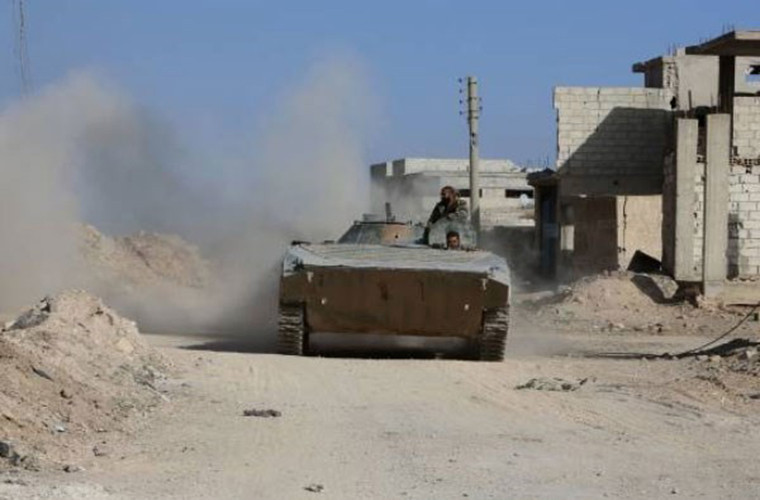 “Các cuộc giao tranh giữa lực lượng chính phủ Damascus và nhóm khủng bố IS vẫn diễn ra ác liệt trong khu vực. Quân đội Syria có thể sẽ bắt đầu chiến dịch quân sự nhằm quét sạch các phần tử khủng bố ở Nam Damascus sau khi kết thúc chiến dịch ở Đông Ghouta”, nguồn tin tiết lộ. Ảnh: FNA.