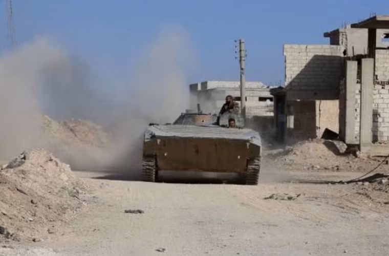 “Các cuộc giao tranh giữa lực lượng chính phủ Damascus và nhóm khủng bố IS vẫn diễn ra ác liệt trong khu vực. Quân đội Syria có thể sẽ bắt đầu chiến dịch quân sự nhằm quét sạch các phần tử khủng bố ở Nam Damascus sau khi kết thúc chiến dịch ở Đông Ghouta”, nguồn tin tiết lộ. Ảnh: FNA.