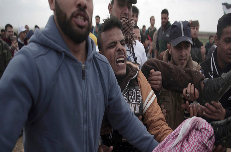 Người biểu tình đưa một người đàn ông bị thương đi cấp cứu. Ảnh: AP.