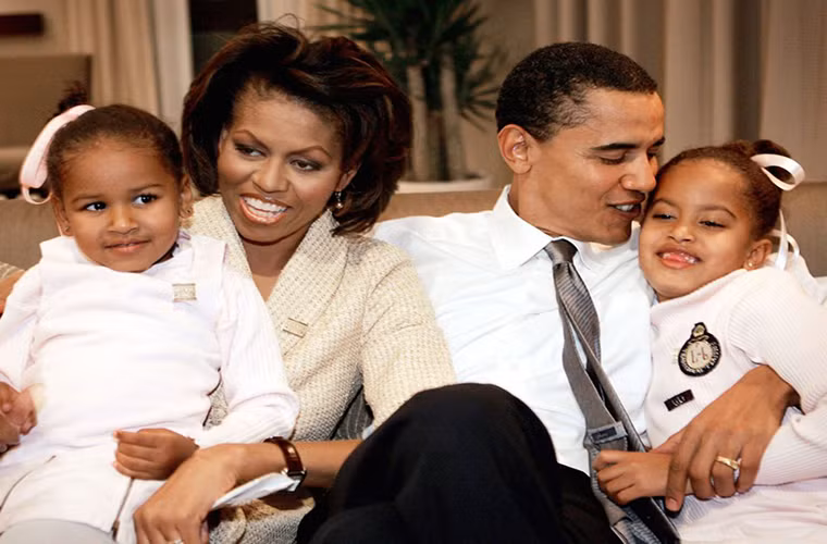 Hai cô con gái của vợ chồng ông Obama, Malia và Sasha, lần lượt chào đời vào năm 1998 và 2001.