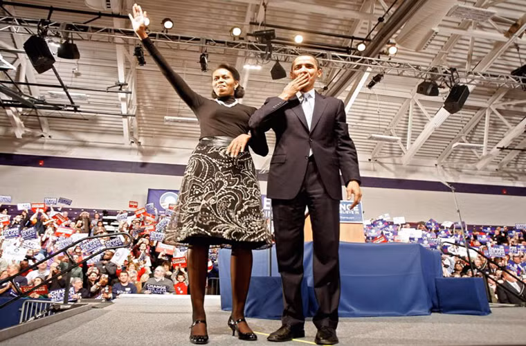 The Glamour, mặc dù là người đứng đầu nước Mỹ, ông Obama vẫn cố gắng dành thời gian “hẹn hò” với người bạn đời của mình và không quên bất cứ ngày kỷ niệm nào của hai người.