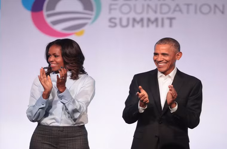 Ngoài ra, cựu Tổng thống Mỹ Obama cùng vợ con cũng dành thời gian đi du lịch, nghỉ mát trên bãi biển,...