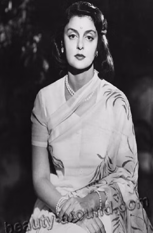 Gayatri Devi lúc sinh ra là Công chúa của xứ Cooch Behar ở Ấn Độ.