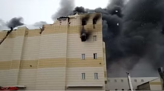 Tổng thống Nga Vladimir Putin đã được báo cáo về vụ hỏa họa xảy ra tại Kemerovo. Ông đã gửi lời chia buồn tới gia đình, bạn bè của các nạn nhân, và hy vọng những người bị thương sẽ mau chóng bình phục. Ảnh: RT.