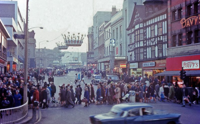 Cảnh người dân đi mua sắm tấp nập trong dịp lễ Giáng sinh ở Haymarket, Sheffield, hồi tháng 12/1967.