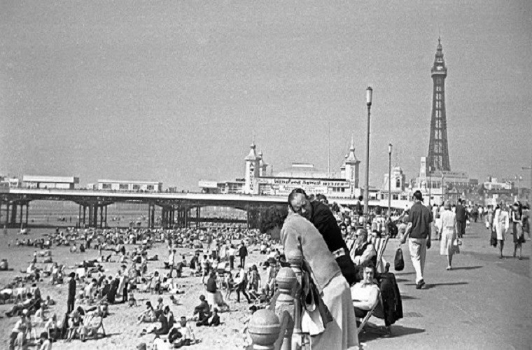 Rất nhiều người tắm nắng ở khu vực bến tàu trung tâm của Blackpool năm 1966.