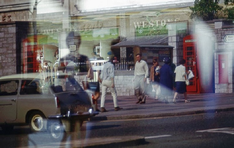 Có thể thấy, 20 năm sau khi Chiến tranh Thế giới thứ hai kết thúc, nước Anh đã có những bước chuyển mình ngoạn mục. Ảnh: Quang cảnh đường phố tại trung tâm mua sắm Plymouth năm 1965.