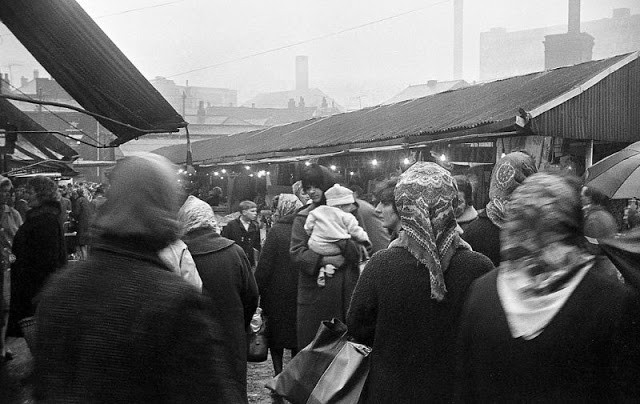 Một khu chợ đông đúc ở thành phố Sheffield cuối những năm 1960.
