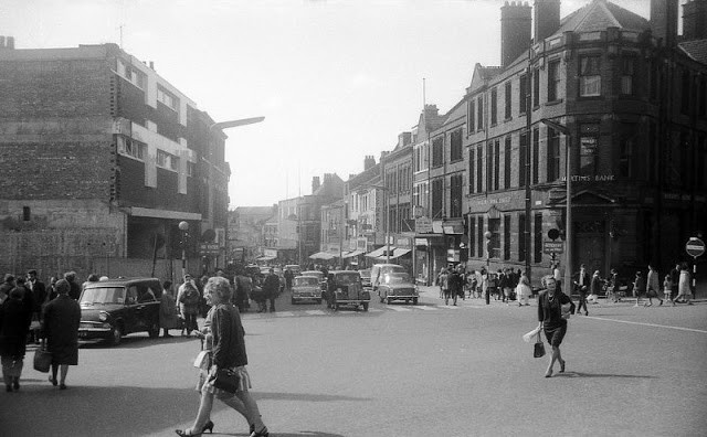 Quang cảnh đường phố tấp nập xe cộ và người qua lại ở Preston năm 1966.