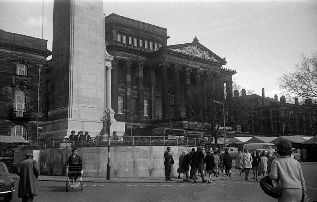 Bức ảnh chụp phía bên ngoài Bảo tàng Harris ở Preston những năm 1960.