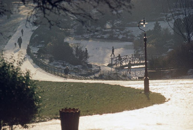 Hồ nước trong một công viên bị đóng băng vào mùa đông lạnh giá ở Wigan năm 1966.