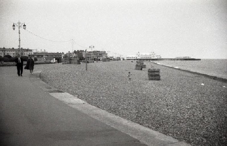 Cuộc sống thường nhật ở nước Anh hiện lên rất đỗi thanh bình trong loạt ảnh của David Ayres được chụp cách đây hàng chục năm. Ảnh: Bãi biển Southsea vào một ngày khá vắng vẻ năm 1964. (Nguồn ảnh: Vintag)