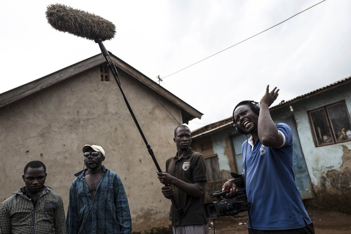 Tại “lò sản xuất phim Hollywood” ở Uganda này, nhiều bộ phim có kinh phí thấp đã ra đời. Đây chính là ý tưởng của đạo diễn Isaac Nabwana được khởi động từ năm 2005. (Nguồn ảnh: Al Jazeera)