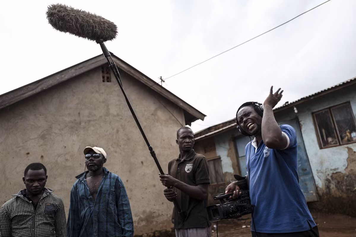 Tại “lò sản xuất phim Hollywood” ở Uganda này, nhiều bộ phim có kinh phí thấp đã ra đời. Đây chính là ý tưởng của đạo diễn Isaac Nabwana được khởi động từ năm 2005. (Nguồn ảnh: Al Jazeera)