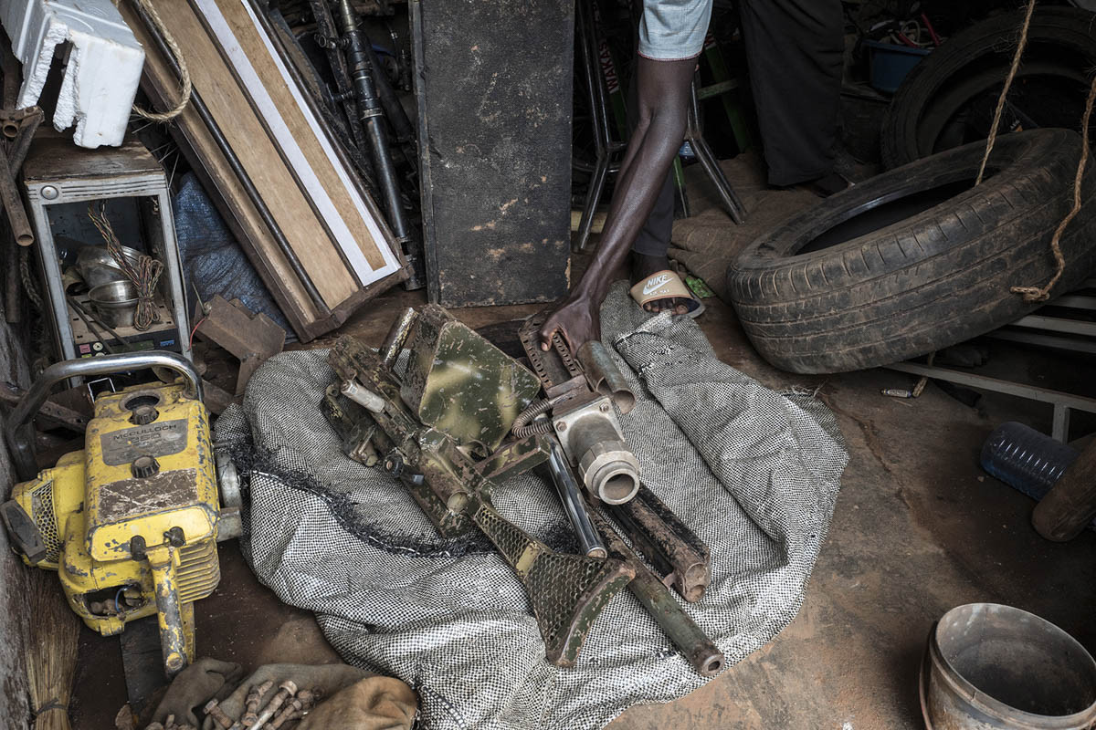 Kazibwe Ronald Aka General Plakdo, 30 tuổi, chuẩn bị những khẩu súng giả cho cảnh bắt súng.