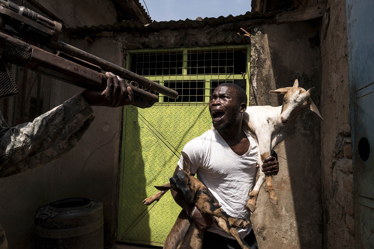 Diễn viên Asiimwe Apollo, 25 tuổi, đến từ Tây Uganda đang diễn cảnh sắp bị binh sĩ bắt giữ.