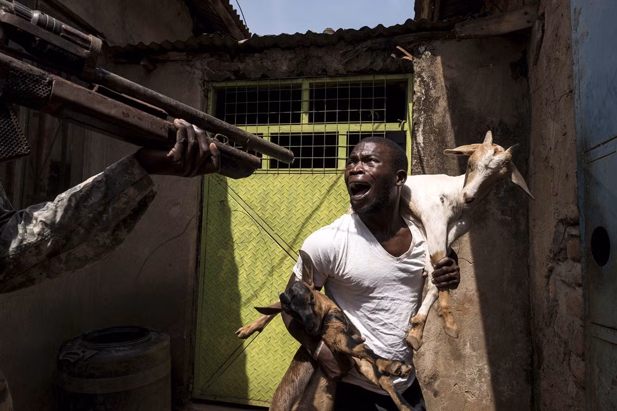 Diễn viên Asiimwe Apollo, 25 tuổi, đến từ Tây Uganda đang diễn cảnh sắp bị binh sĩ bắt giữ.