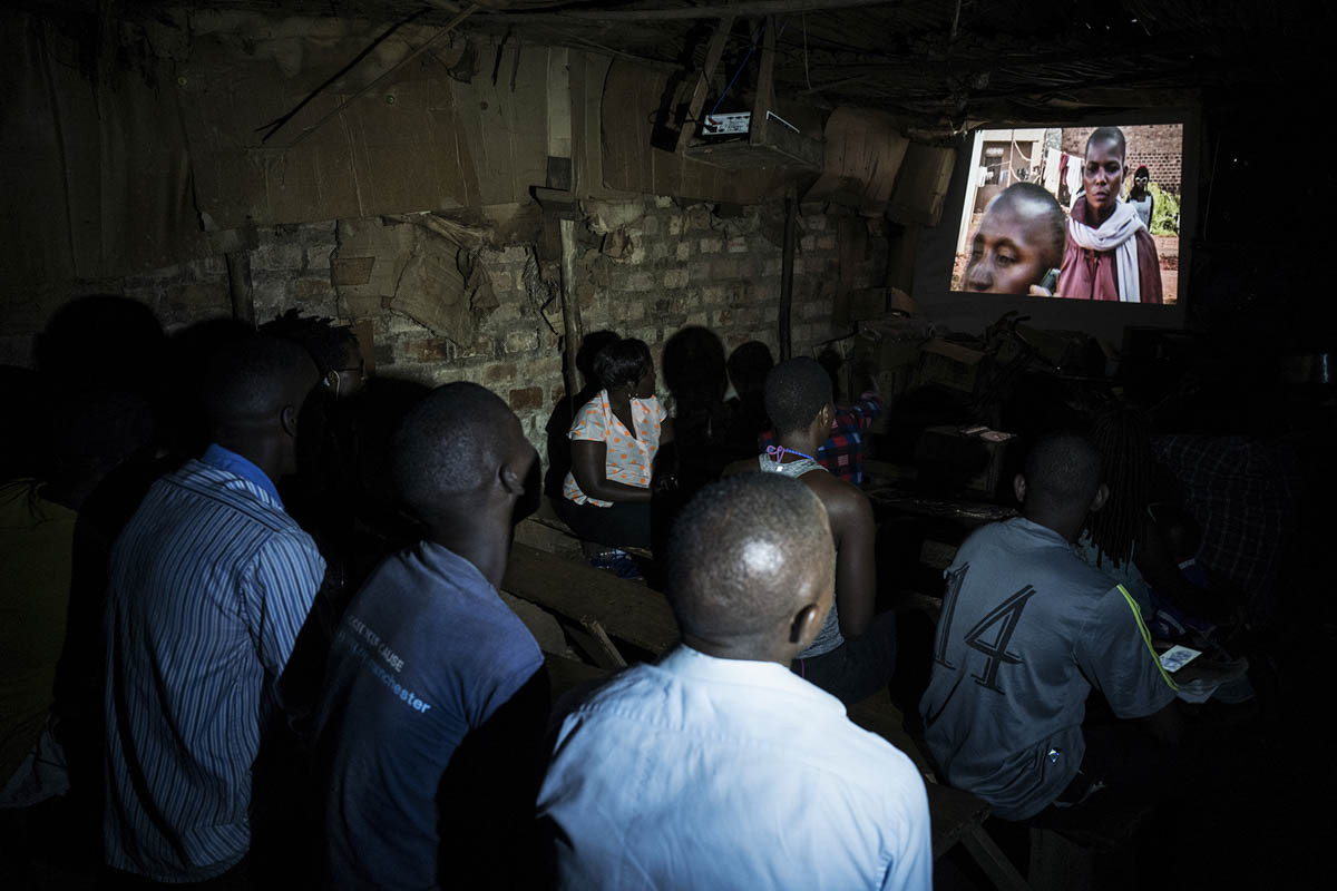 Mọi người chăm chú theo dõi bộ phim Ivory Trap.