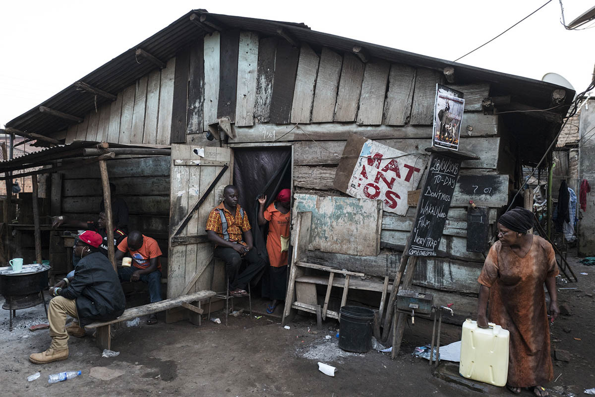 Brian Henry Matavu, 30 tuổi, là chủ ngôi nhà này, nơi bộ phim Ivory Trap của Nabwana được trình chiếu vào buổi tối.