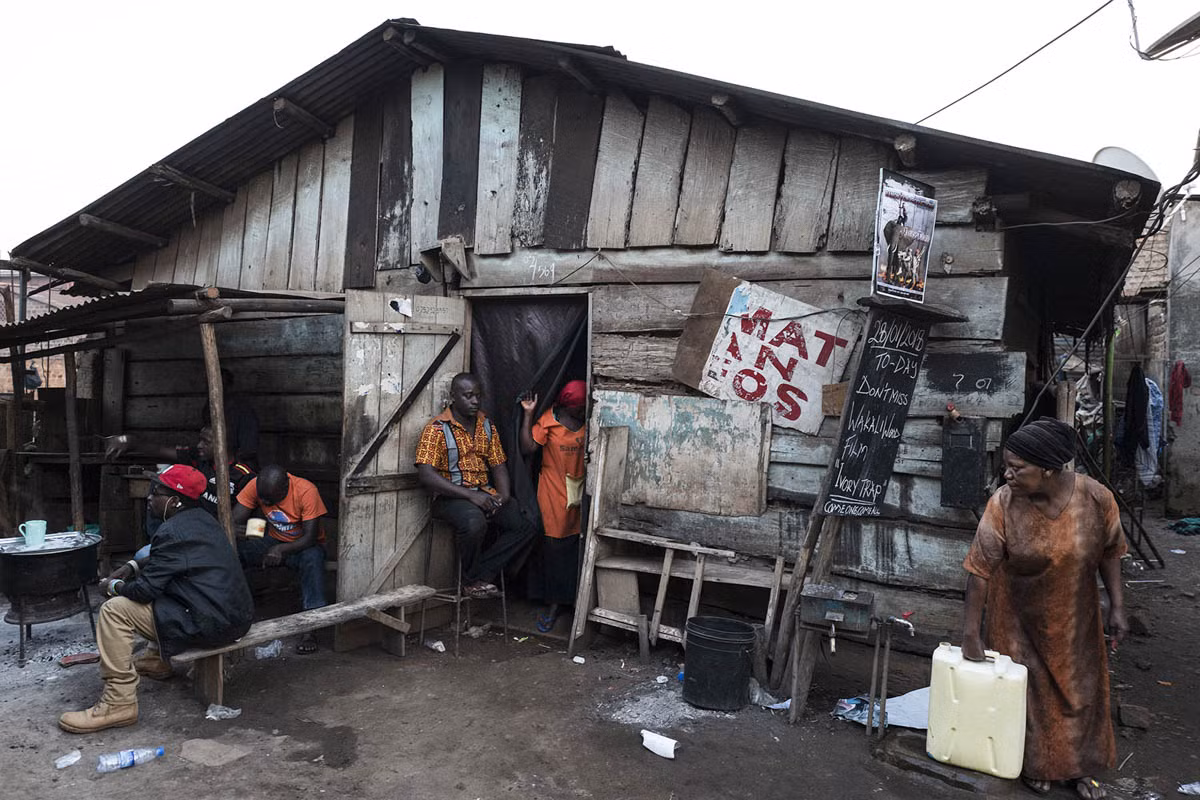 Brian Henry Matavu, 30 tuổi, là chủ ngôi nhà này, nơi bộ phim Ivory Trap của Nabwana được trình chiếu vào buổi tối.