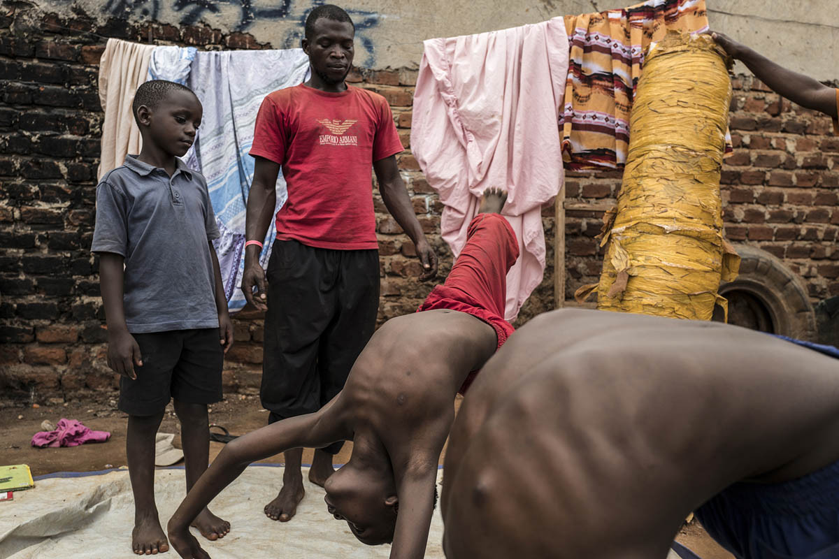 Các em nhỏ học kung-fu mỗi ngày với hy vọng sẽ được đóng phim của đạo diễn Nabwana.