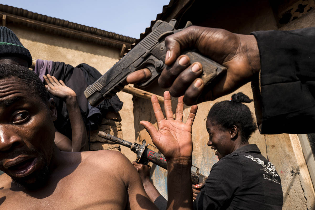 Lonad Burya, 35 tuổi, cùng các diễn viên khác Mburaitenye John, 37 tuổi, Kazibwe Ronald Aka General Placdo, 30 tuổi, và Zaina Nakasaba, 21 tuổi, trước cảnh quay trong phim Bruce U của đạo diễn Isaac.