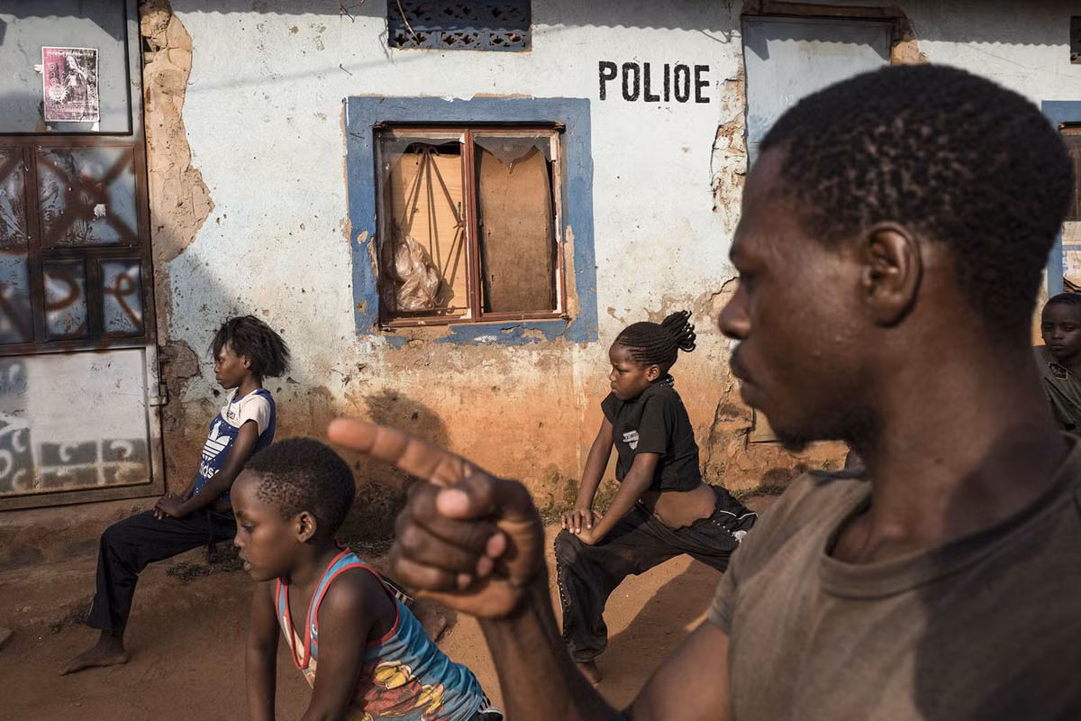 Mustafar Kasekende, 38 tuổi, dạy kung fu cho các em nhỏ từ 7 đến 13 tuổi. Những đứa trẻ này đều mong muốn được đóng phim Wakaliwood.