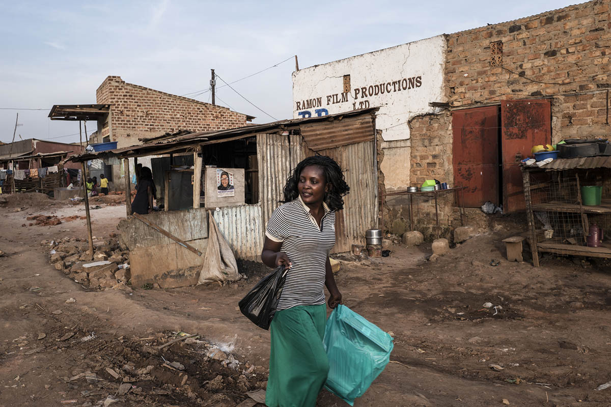 Harriet Nakasujja, vợ của Isaac, không chỉ chăm sóc cho gia đình mà còn quản lý việc bán hàng trong khu chợ địa phương.