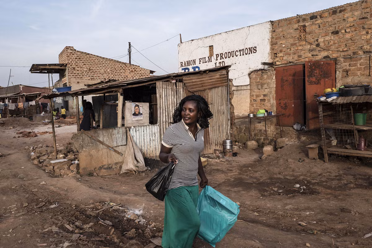 Harriet Nakasujja, vợ của Isaac, không chỉ chăm sóc cho gia đình mà còn quản lý việc bán hàng trong khu chợ địa phương.