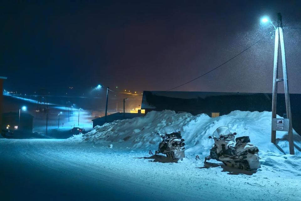 Lệnh cấm kỳ lạ được ban hành tại thị trấn này từ năm 1950 khi nhà chức trách phát hiện những thi thể người chết vì dịch cúm vào năm 1917 được chôn cất trong nghĩa trang của thị trấn Longyearbyen không hề bị phân hủy. Nguyên nhân xác chết không bị phân hủy là do thời tiết ở đây rất lạnh.