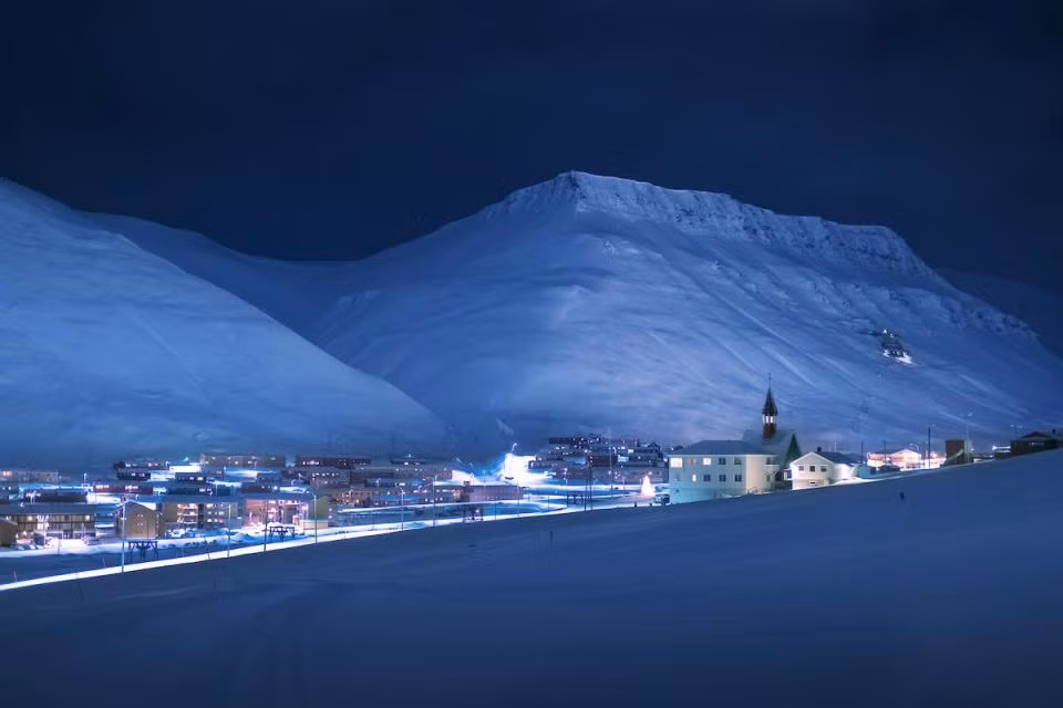 Thị trấn Longyearbyen nằm ở vị trí đặc biệt bởi người dân có thể không nhìn thấy ánh sáng mặt trời trong suốt nhiều tháng và chỉ sống trong bóng tối.