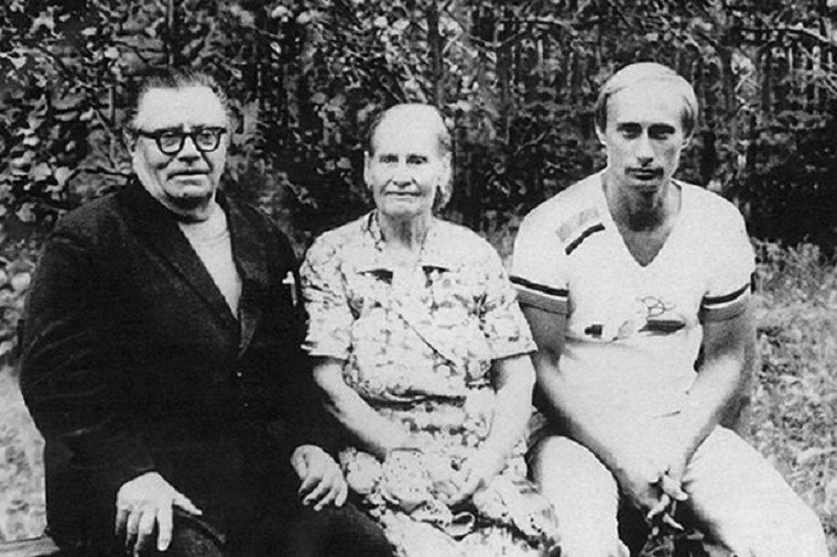 Tổng thống Nga thời trẻ chụp ảnh cùng cha mẹ ông.