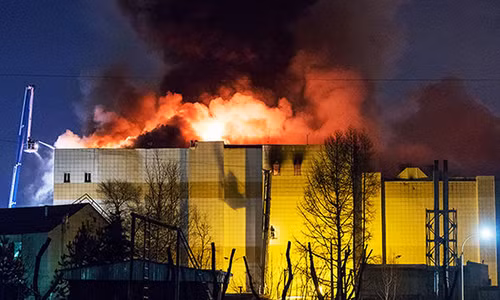 Khi đó, ngọn lửa được cho là bùng phát từ tầng bốn của tòa nhà trong trung tâm thương mại Winter Cherry, nơi có rạp chiếu phim cùng khu vui chơi giải trí cho trẻ em. Ảnh: Getty.